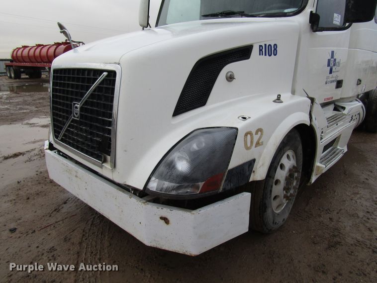 image for item DH8303 2004 Volvo VN semi truck