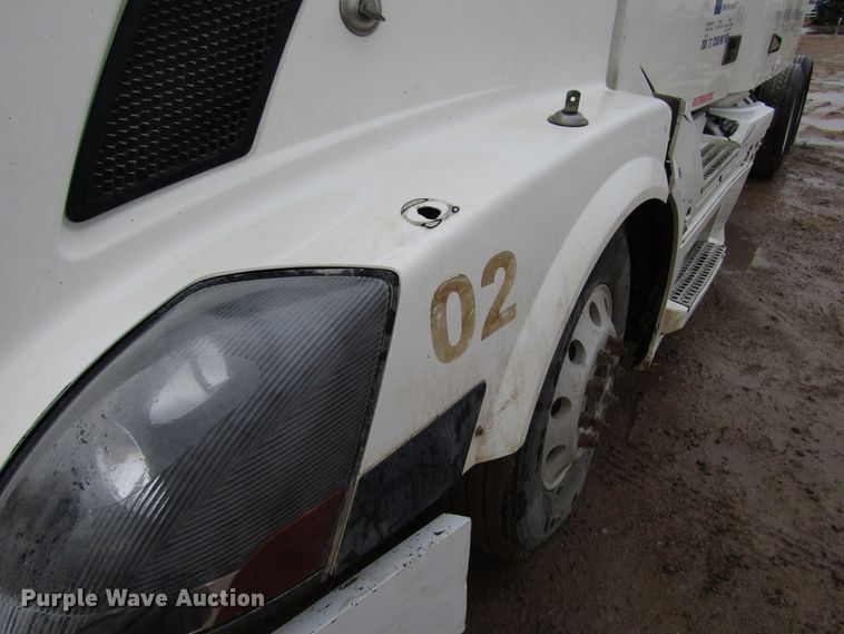 image for item DH8303 2004 Volvo VN semi truck