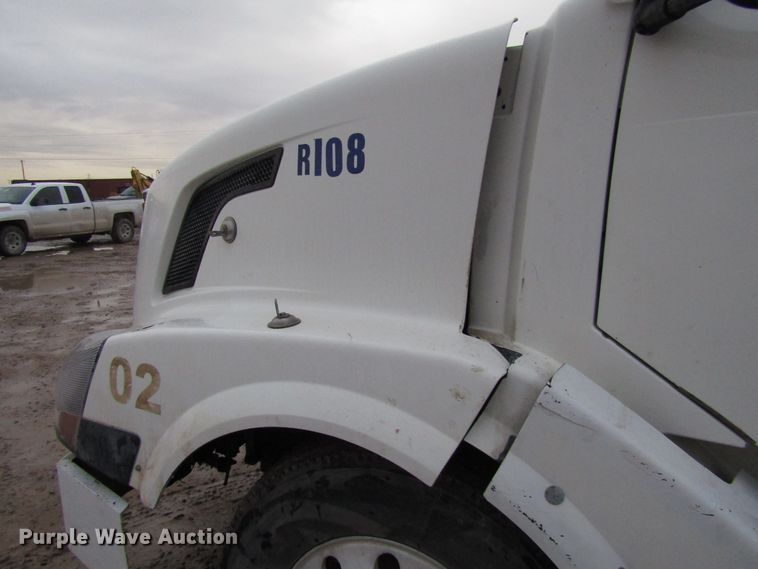 image for item DH8303 2004 Volvo VN semi truck