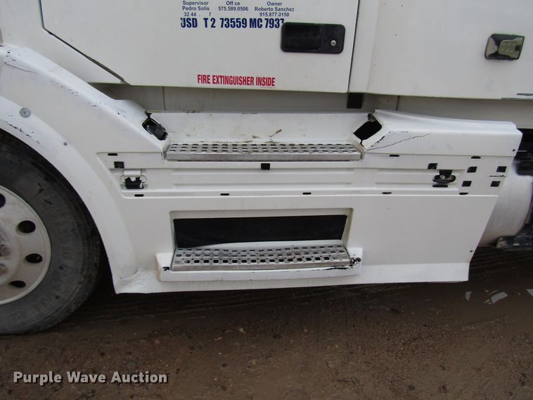 image for item DH8303 2004 Volvo VN semi truck