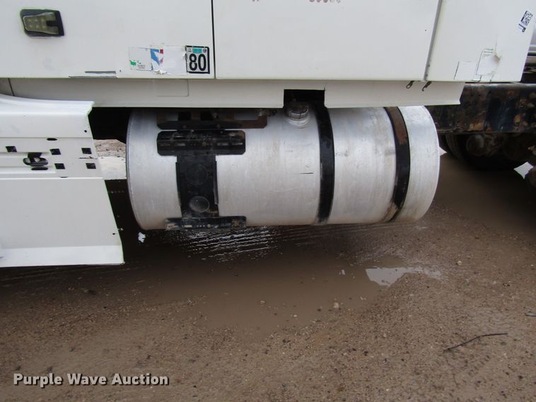 image for item DH8303 2004 Volvo VN semi truck