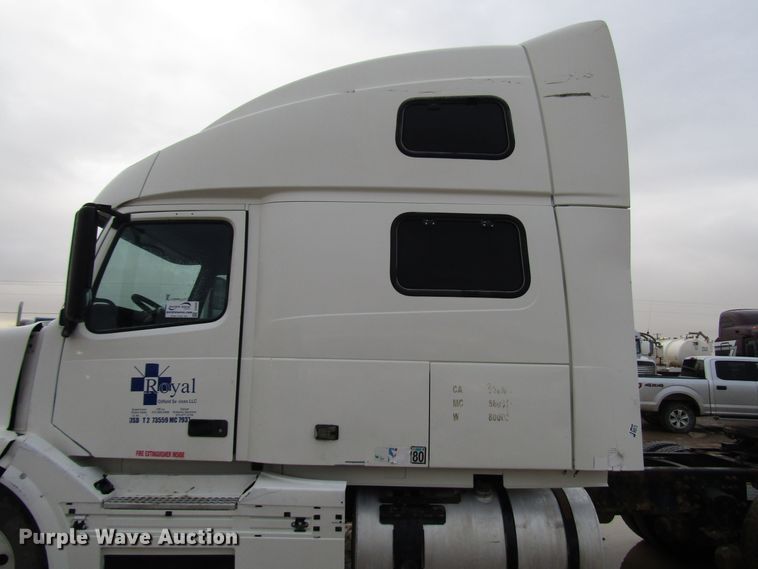 image for item DH8303 2004 Volvo VN semi truck