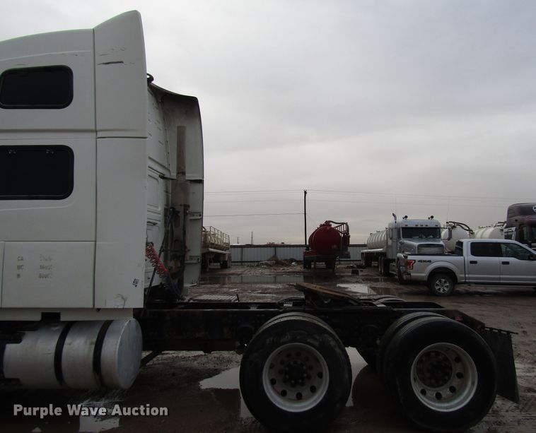 image for item DH8303 2004 Volvo VN semi truck