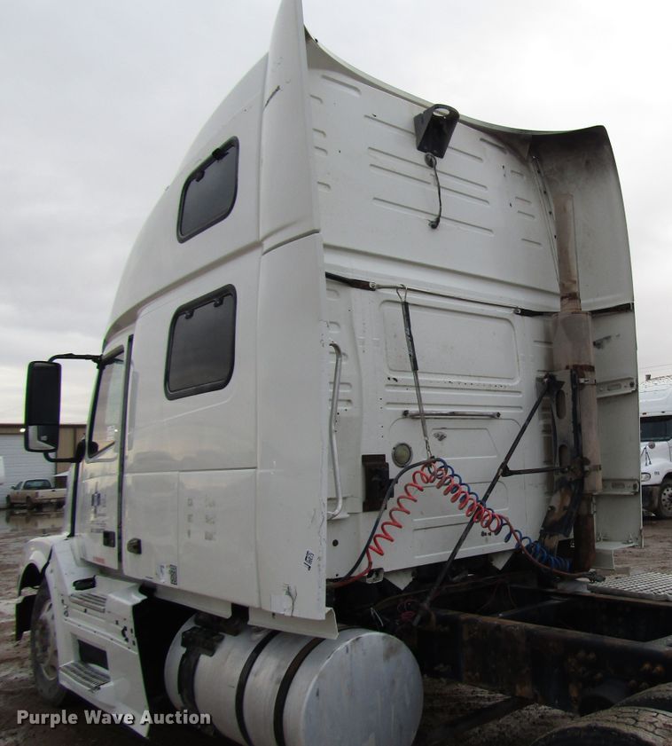 image for item DH8303 2004 Volvo VN semi truck