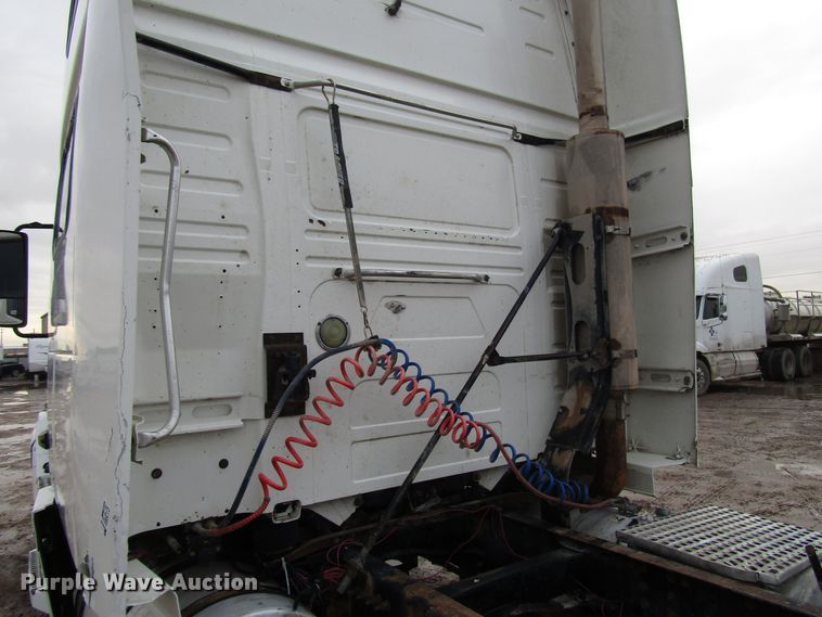 image for item DH8303 2004 Volvo VN semi truck