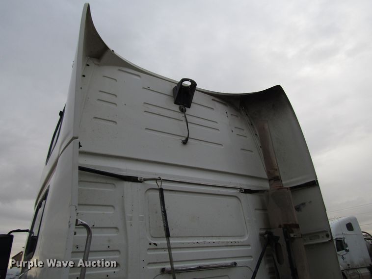 image for item DH8303 2004 Volvo VN semi truck