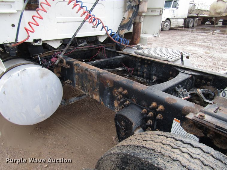 image for item DH8303 2004 Volvo VN semi truck