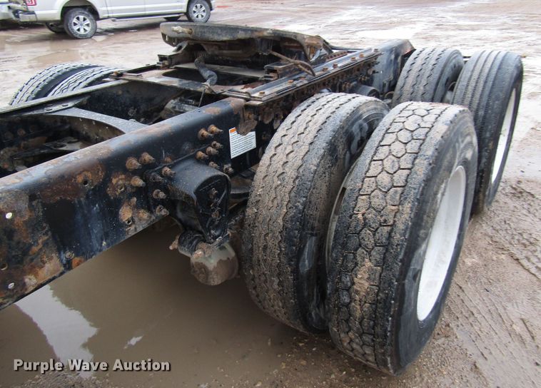 image for item DH8303 2004 Volvo VN semi truck