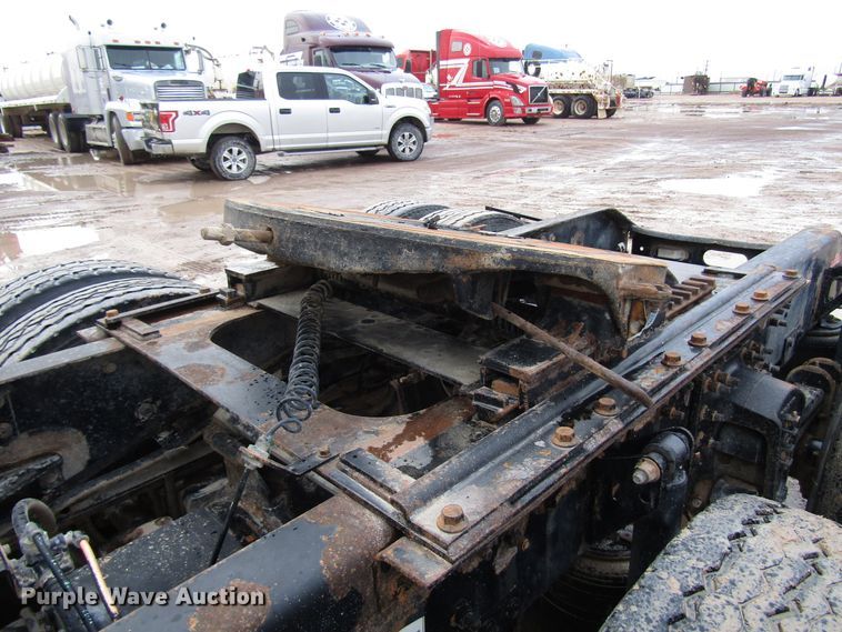 image for item DH8303 2004 Volvo VN semi truck