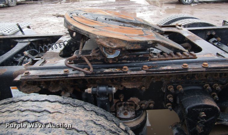 image for item DH8303 2004 Volvo VN semi truck