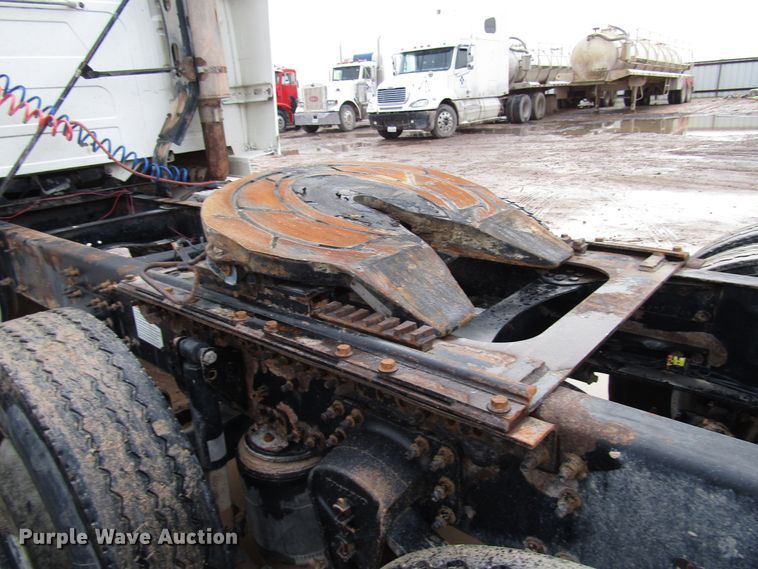 image for item DH8303 2004 Volvo VN semi truck