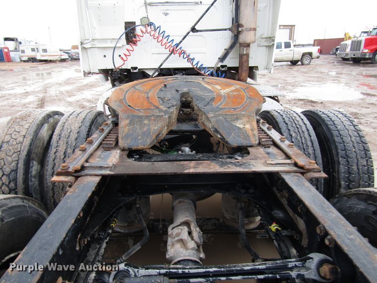 image for item DH8303 2004 Volvo VN semi truck