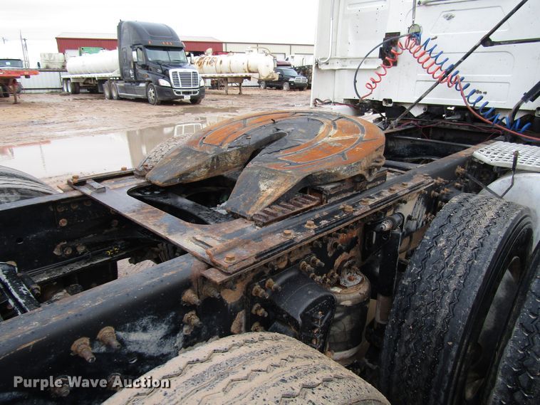 image for item DH8303 2004 Volvo VN semi truck