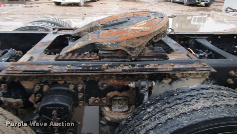 image for item DH8303 2004 Volvo VN semi truck