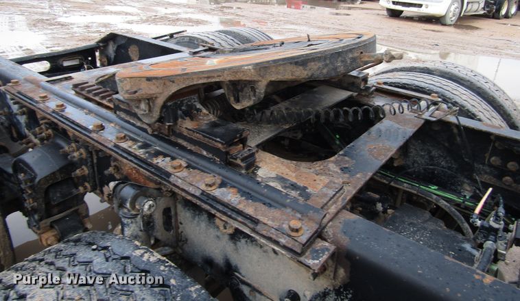 image for item DH8303 2004 Volvo VN semi truck