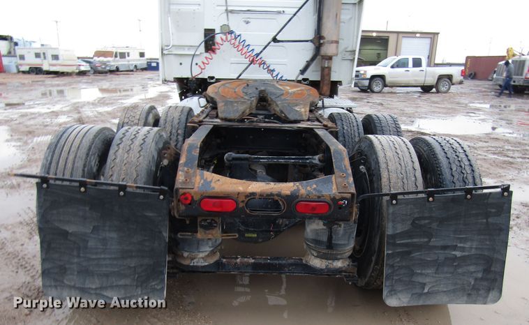 image for item DH8303 2004 Volvo VN semi truck