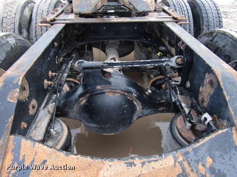 image for item DH8303 2004 Volvo VN semi truck