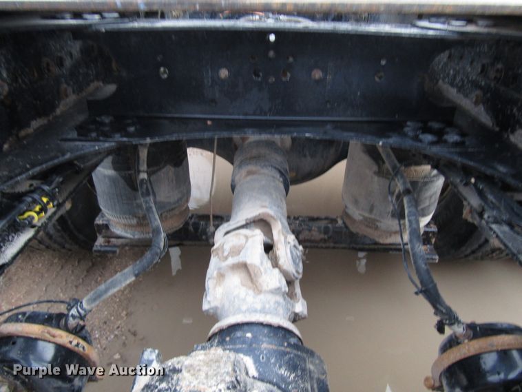 image for item DH8303 2004 Volvo VN semi truck