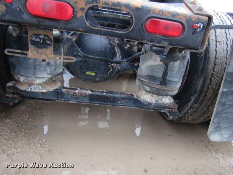 image for item DH8303 2004 Volvo VN semi truck