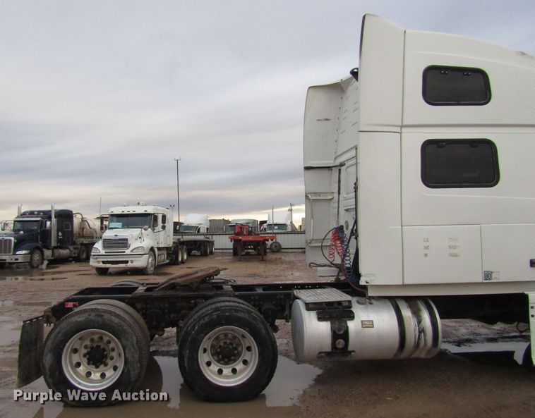 image for item DH8303 2004 Volvo VN semi truck