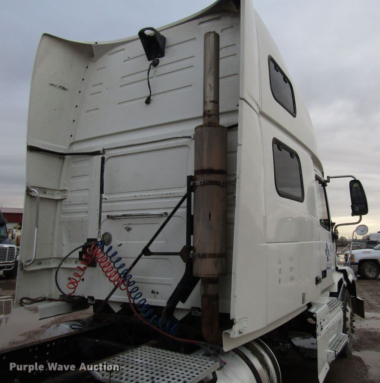 image for item DH8303 2004 Volvo VN semi truck