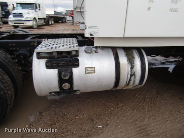 image for item DH8303 2004 Volvo VN semi truck