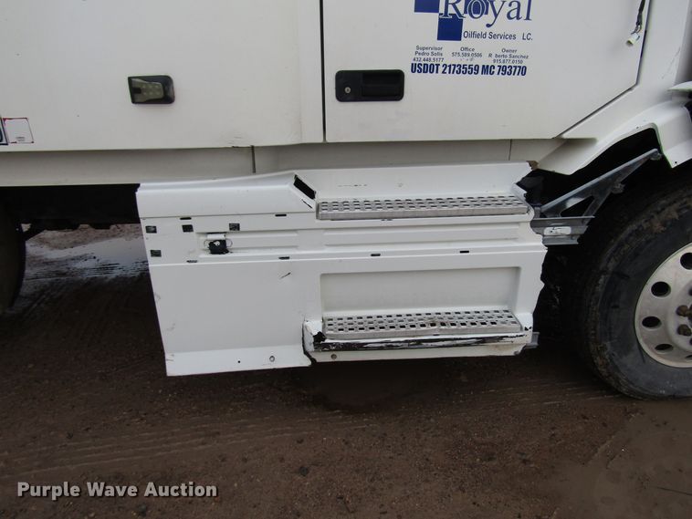 image for item DH8303 2004 Volvo VN semi truck