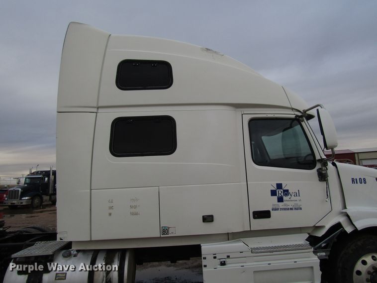 image for item DH8303 2004 Volvo VN semi truck