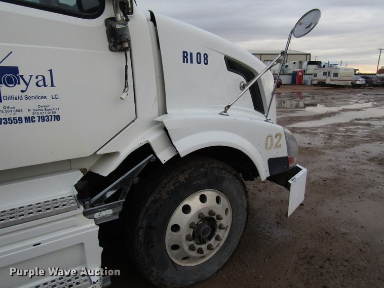 image for item DH8303 2004 Volvo VN semi truck