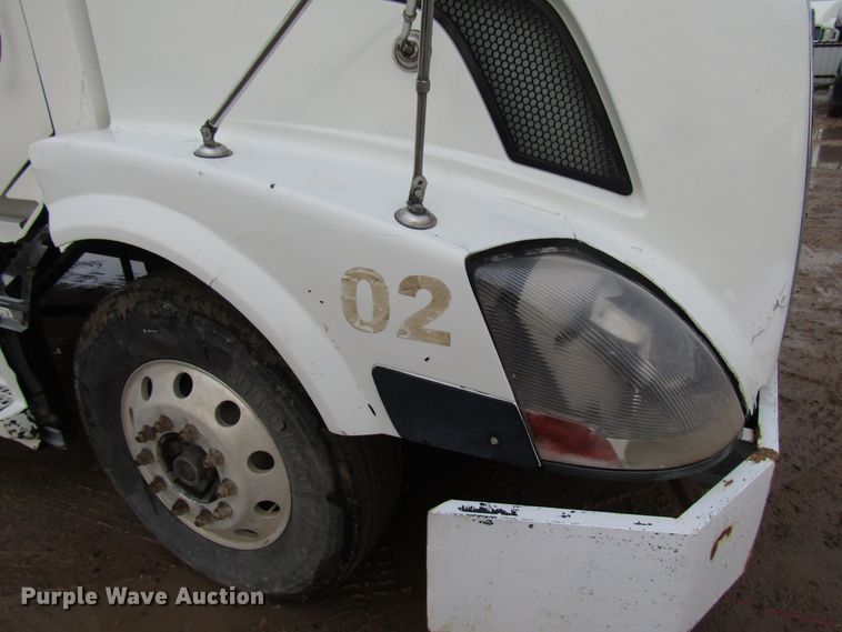 image for item DH8303 2004 Volvo VN semi truck