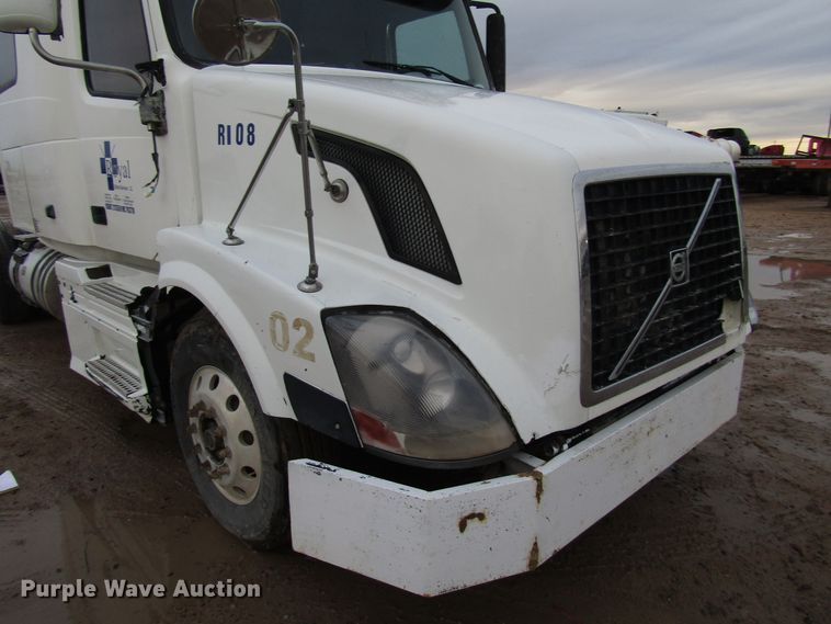 image for item DH8303 2004 Volvo VN semi truck