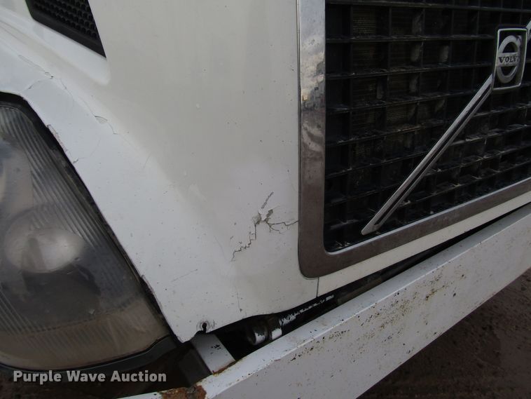 image for item DH8303 2004 Volvo VN semi truck