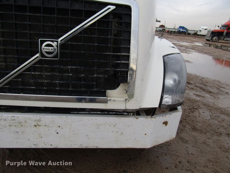 image for item DH8303 2004 Volvo VN semi truck