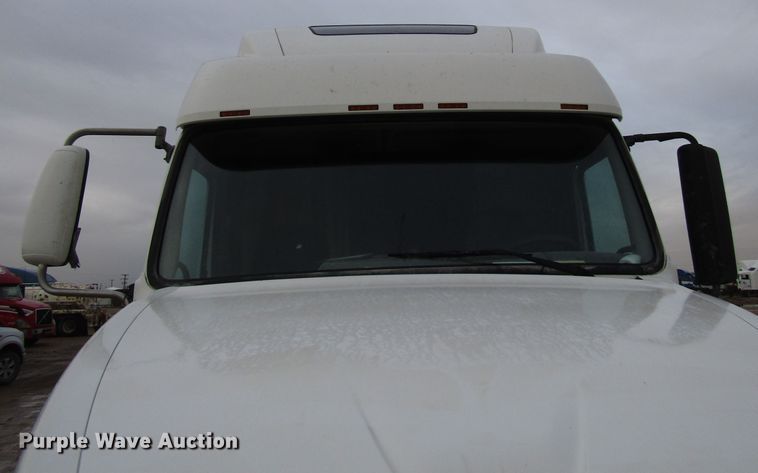 image for item DH8303 2004 Volvo VN semi truck