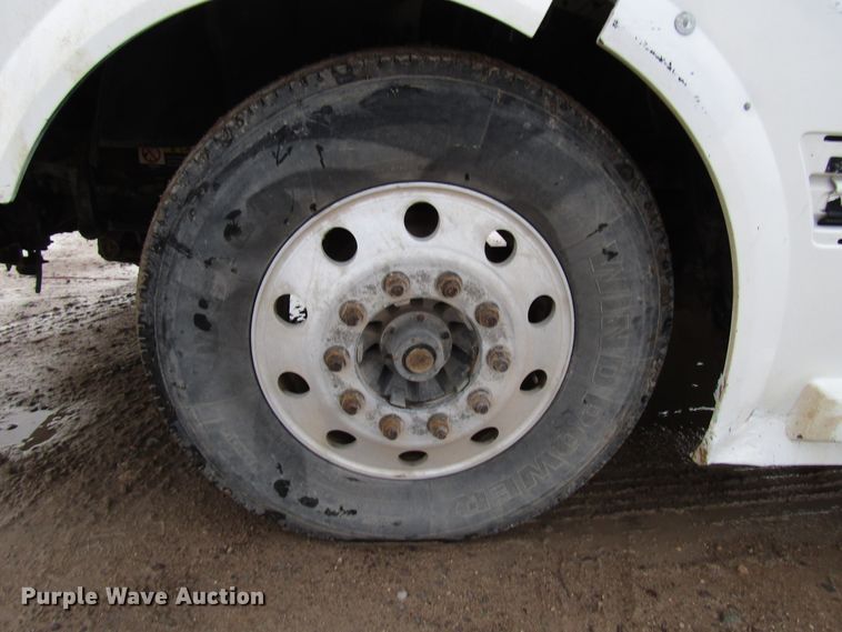 image for item DH8303 2004 Volvo VN semi truck