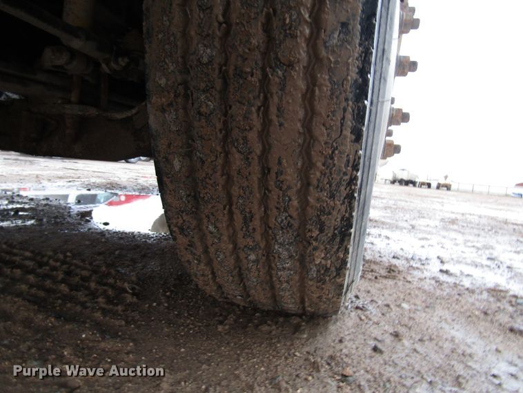 image for item DH8303 2004 Volvo VN semi truck