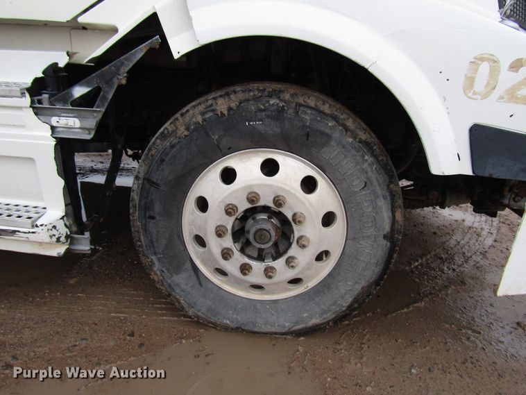 image for item DH8303 2004 Volvo VN semi truck