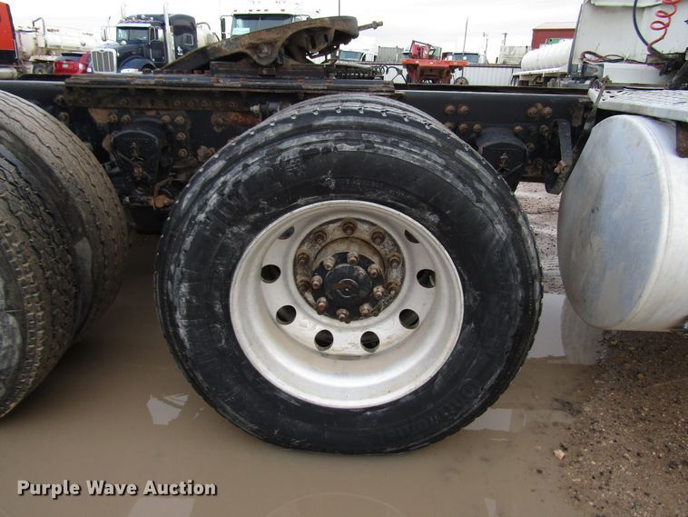 image for item DH8303 2004 Volvo VN semi truck