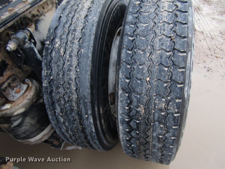 image for item DH8303 2004 Volvo VN semi truck