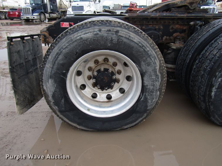 image for item DH8303 2004 Volvo VN semi truck