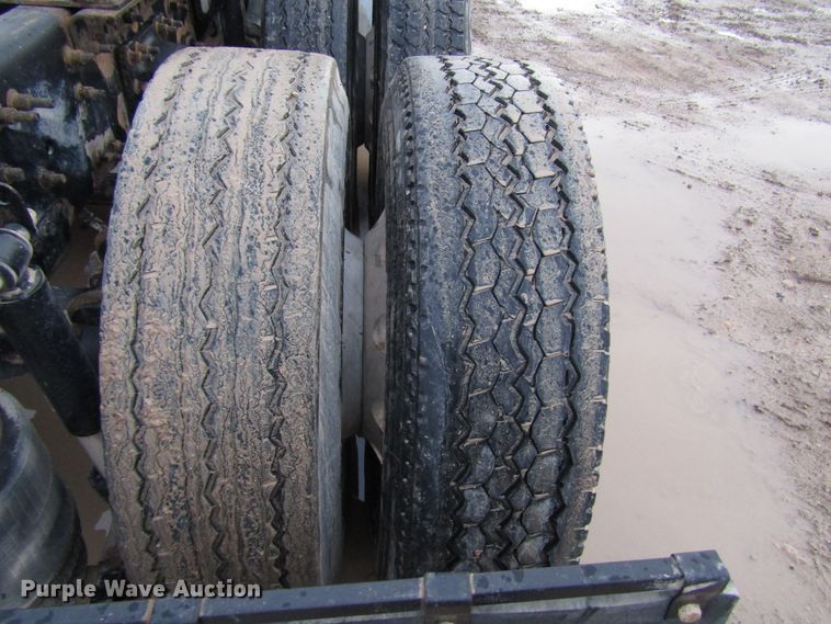 image for item DH8303 2004 Volvo VN semi truck