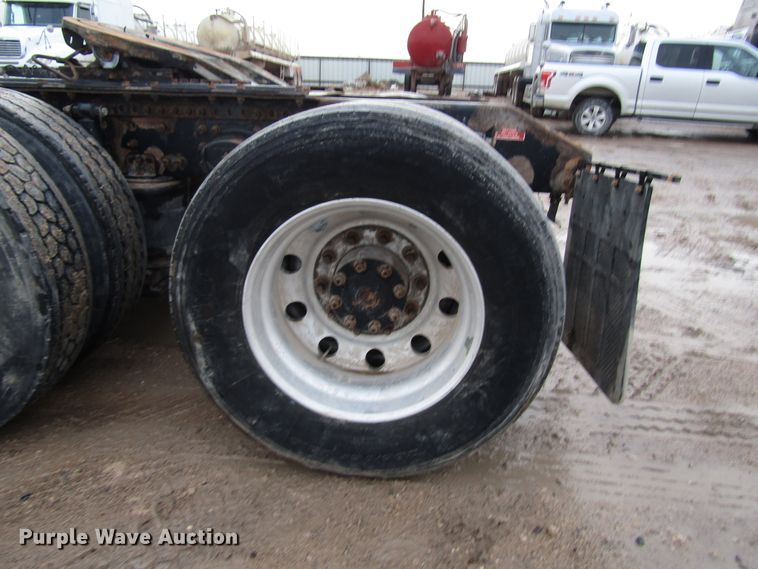 image for item DH8303 2004 Volvo VN semi truck