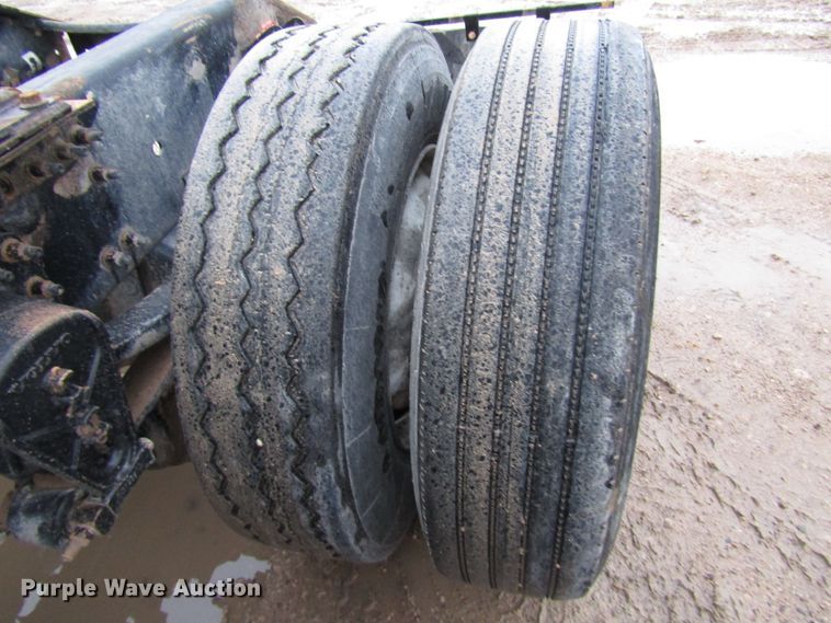 image for item DH8303 2004 Volvo VN semi truck