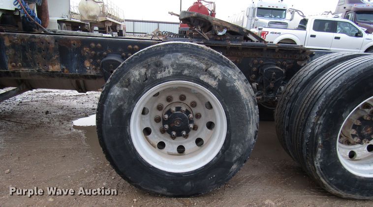 image for item DH8303 2004 Volvo VN semi truck