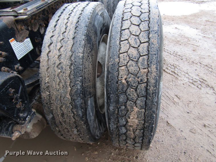 image for item DH8303 2004 Volvo VN semi truck