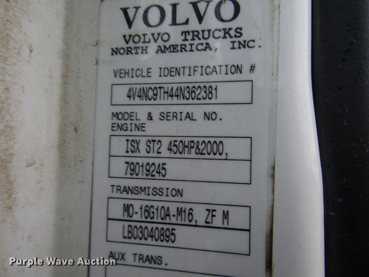 image for item DH8303 2004 Volvo VN semi truck