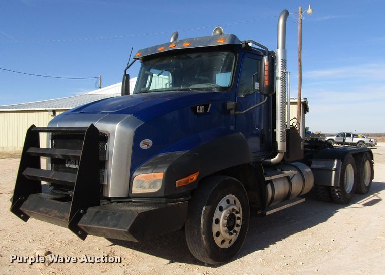 image for item DH8310 2015 International CT660S semi truck