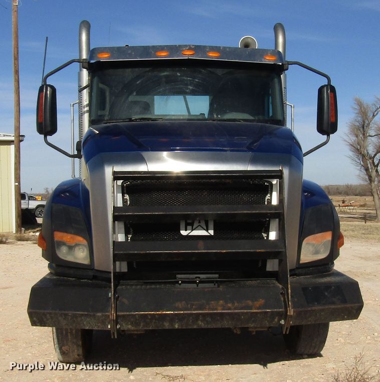 image for item DH8310 2015 International CT660S semi truck