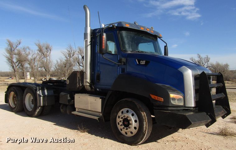 image for item DH8310 2015 International CT660S semi truck