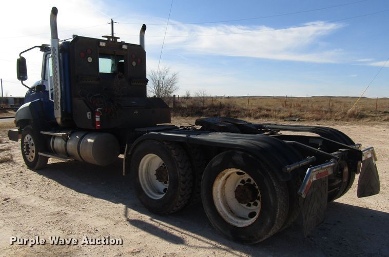 image for item DH8310 2015 International CT660S semi truck